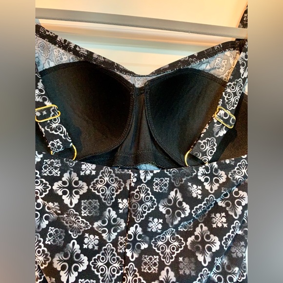 EUC EMERALD BAY ONE PIECE SWIMSUIT. SMOOTH FABRIC. FIGURE FLATTERING DESIGN.♥️ - Picture 4 of 5